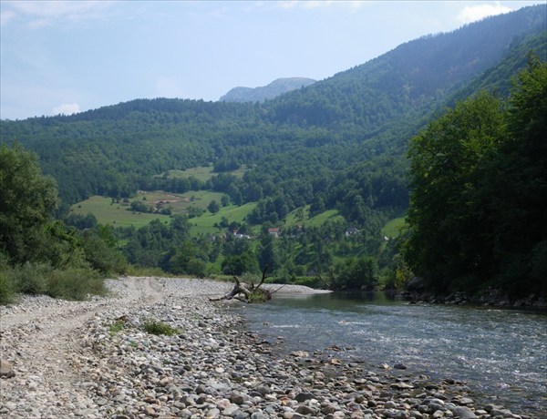 на фото: Река Тара, Черногория 